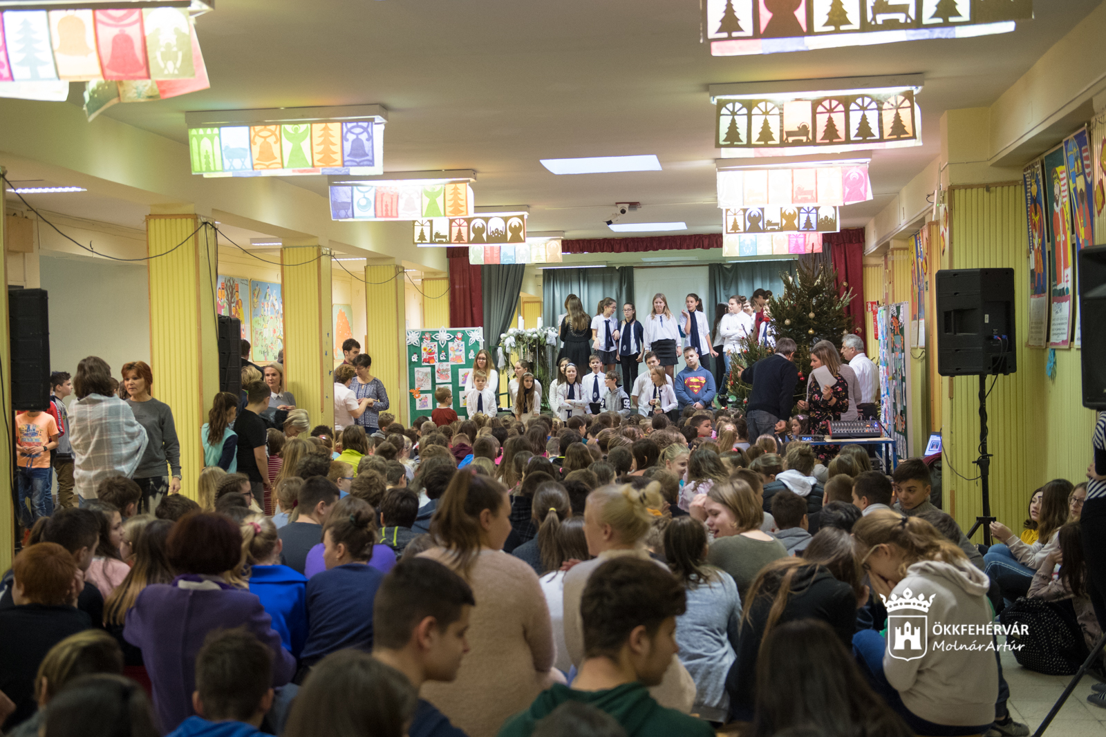 Közös gyertyagyújtásokkal ünnepelték adventet a Vasvári Pál Általános Iskolában